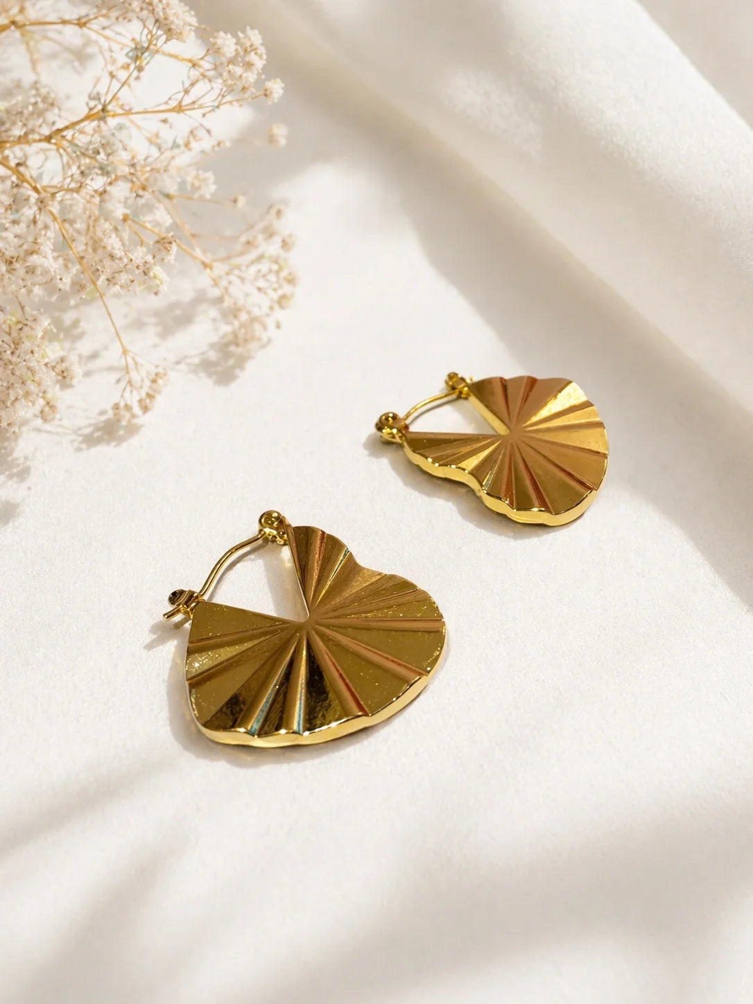 18K gold-plated heart-shaped hoop earrings, geometric ridged design