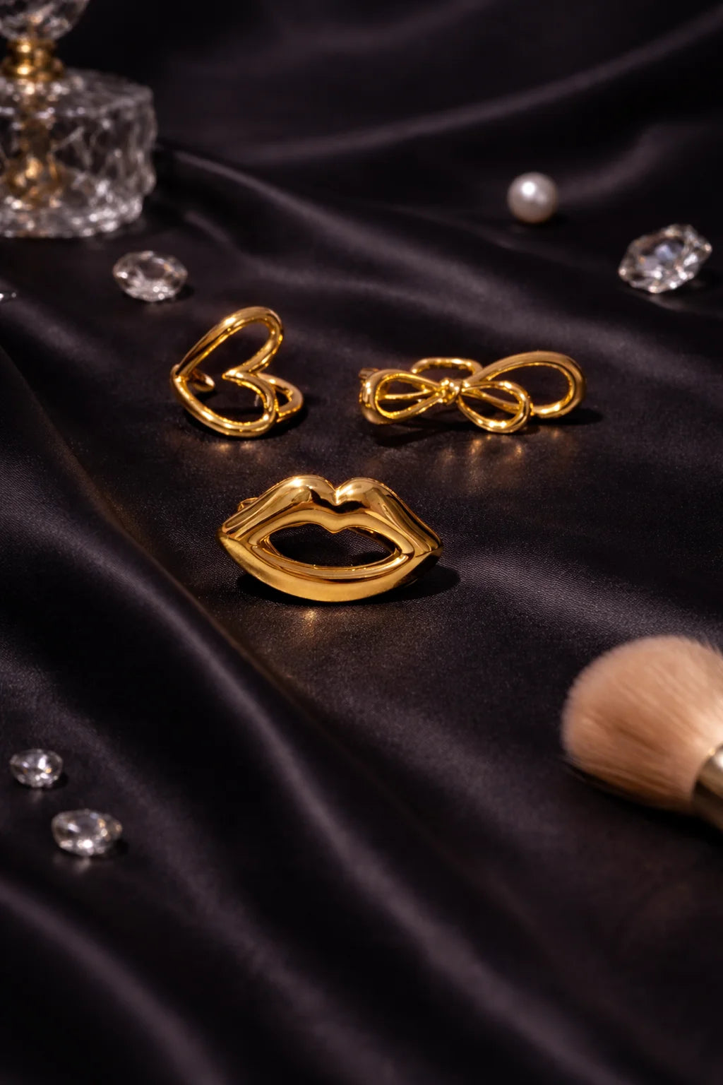 Gold lip-shaped ring with open pout design, gold-tone finish