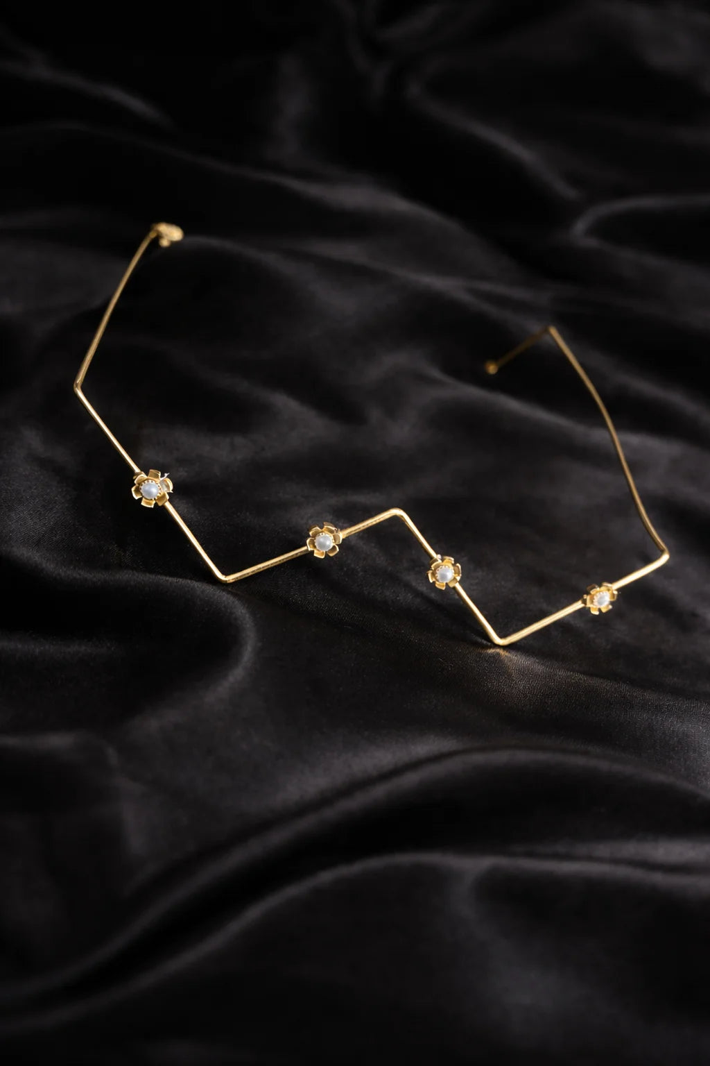 Floral facelet head chain with gold zigzag bar and small flower rhinestones